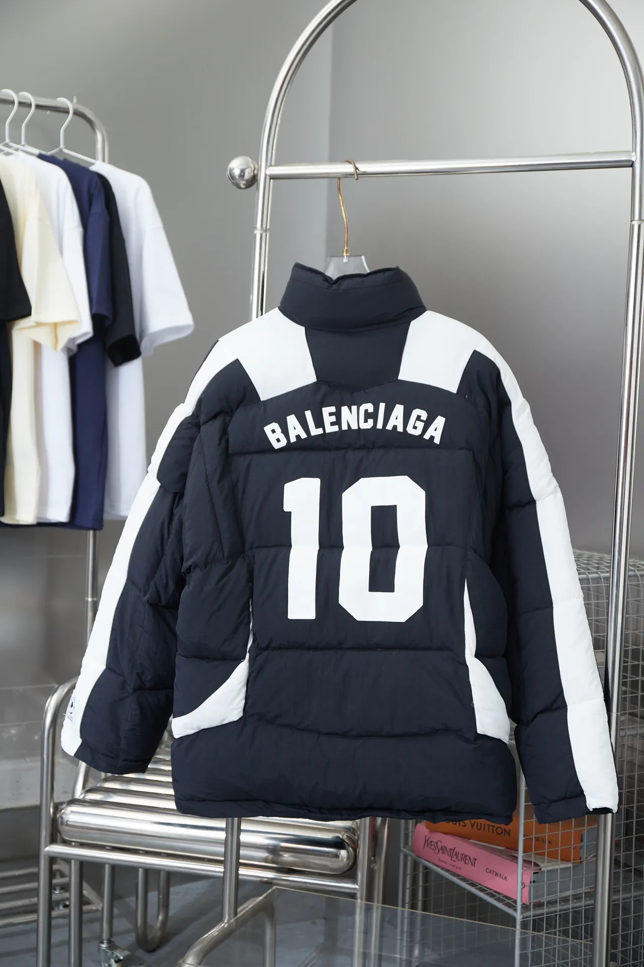 𝘽𝘼𝙇𝙀𝙉𝘾𝙄𝘼𝙂𝘼 BLCG × SKIWEAR -3BSPORTS ICO NSKI PUFFER · 、 · 4 · · 330 · 500 · Black White . 3B · ， · · · logo · logo · ：Black Size：46/48/50/52